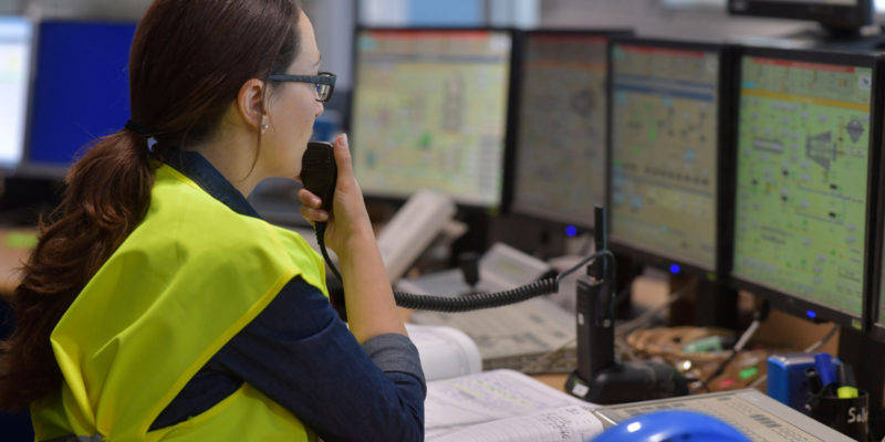 Řízení veškerých procesů v ZEVO probíhá z velínu. Operátoři neustále monitorují a v případě potřeby upravují procesy spalování, čištění spalin, ale i výroby páry a elektrické energie.