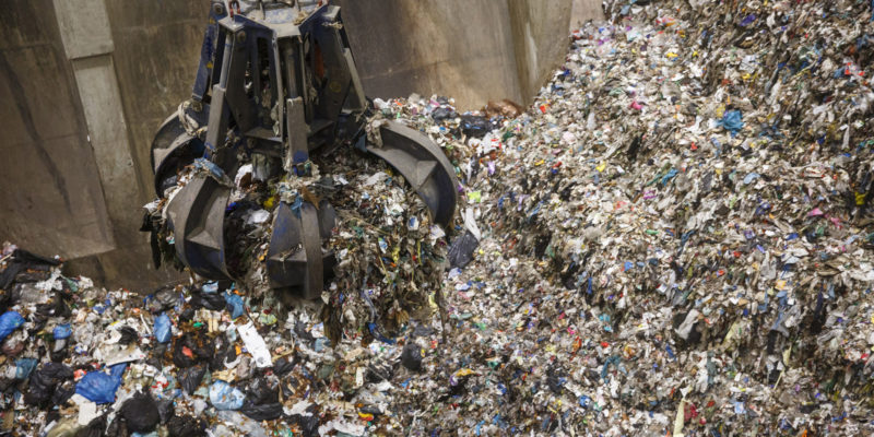 Přivezené odpady se sypou do velkých zásobníků zvaných bunkr. V těchto zásobnících s nimi manipuluje jeřábník, který odpad mísí a v případě potřeby odstraňuje velké kovové kusy.
