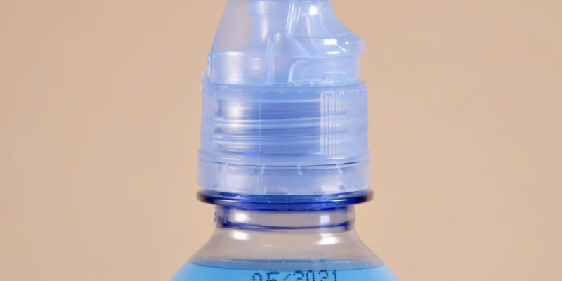 Menší děti mají problém s pitím z PET lahví. Tato savička určená zejména pro dětské nápoje nebo sportovce umožňuje napití bez nechtěného polití.