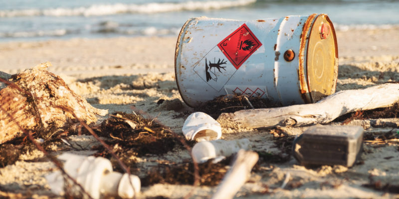 Do moře se dostávají nejrůznější druhy odpadu. Vůbec nejhorším odpadem, který může otrávit ekosystém jsou nebezpečné odpady.