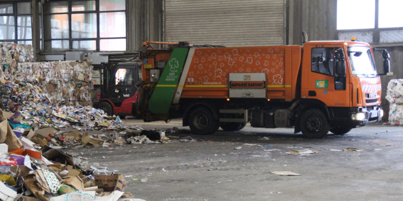 Nápojové kartony z barevných kontejnerů jsou sváženy na dotřiďovací linku, kde mohou být skladovány na hromadě vedle papírů i plastů.