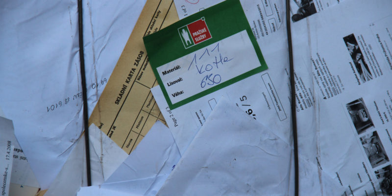 Balík dotříděného papíru s označením hmotnosti, druhu papíru a osoby zodpovědné za požadovanou kvalitu.