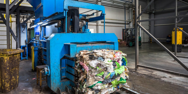 Jednotlivé skupiny dotříděných plastů jsou lisovány do balíků určených k přepravě.