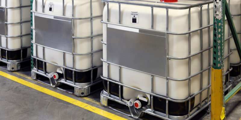 Ke skladování tekutin se v dnešní době velmi často využívají IBC kontejnery, které umožňují manipulaci pomocí paletových vozíků a zároveň je lze v případě potřeby i stohovat.