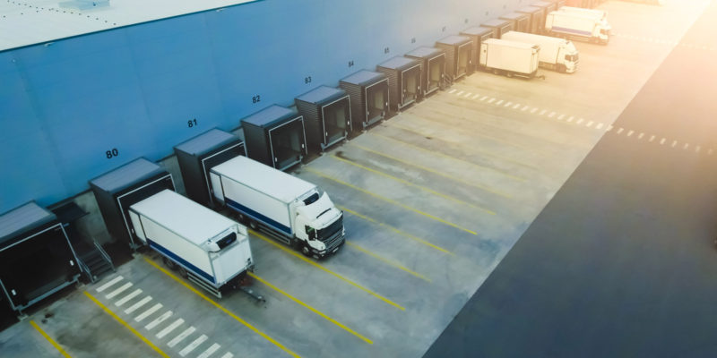Logistická centra s řadou ramp jsou schopna současně obsluhovat několik kamionů. Díky propracované logistice se velká část zboží ani nezaskládává do regálů, ale rovnou přesouvá mezi jednotlivými kamiony.