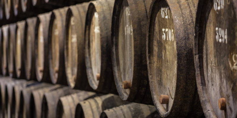 V procesu výroby vína je podstatnou částí zrání v sudech. Tradiční sudy jsou dřevěné o objemech v řádech stovek, tisíců i desetitisíců litrů.