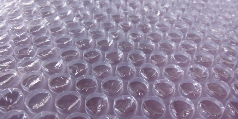 Bublinková folie je jedním z nejčastějších ochranných materiálů při přepravě křehkých věcí. Bublinkové fólie jsou tedy hojně využívány zejména při stěhování.