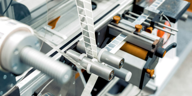 Na tisk ochranných štítků a samolepek se zaměřují specializované tiskárny, které by si nedovolily výrobu pro producenty napodobenin.