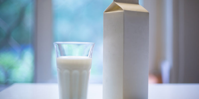 Kombinované obaly na mléko mohou, ale nemusí obsahovat kovovou vrstvu. Obaly s absencí kovové vrstvy jsou určeny na "čerstvé mléko". Obaly s kovem odolné proti průchodu UV záření jsou určeny pro mléko konzervované UHT, která pak mají běžně trvanlivost 6 měsíců. 