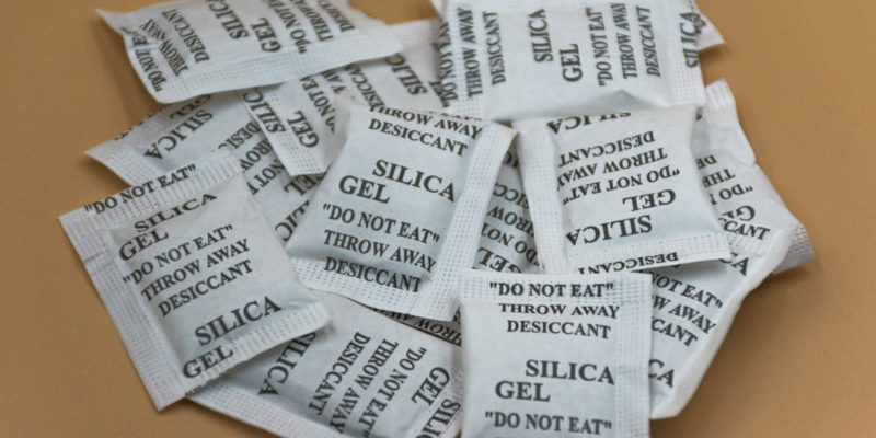 Silica gel se využívá jako doplněk obalů zboží zvláště náchylného na vlhkost. Tyto sáčky absorbující vlhkost můžete nalézt nejen u elektroniky, obuvi a oblečení.