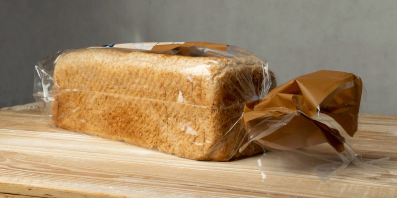 Plastový sáček na toustovém chlebu zajistí, abychom jej nemuseli ihned spotřebovat. Bez sáčku by chléb rychle ztvrdnul. Takto je použitelný několik dní.
