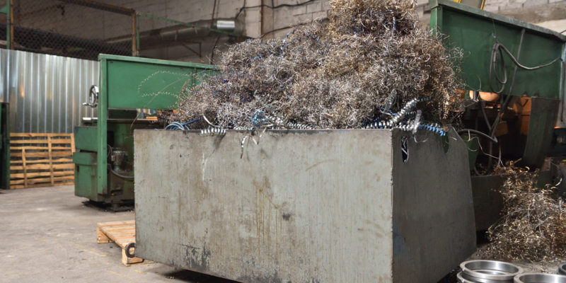 Železné špony a piliny jsou odpadem z obrábění kovů. Po slisování mohou být rovnou přepraveny k recyklaci.