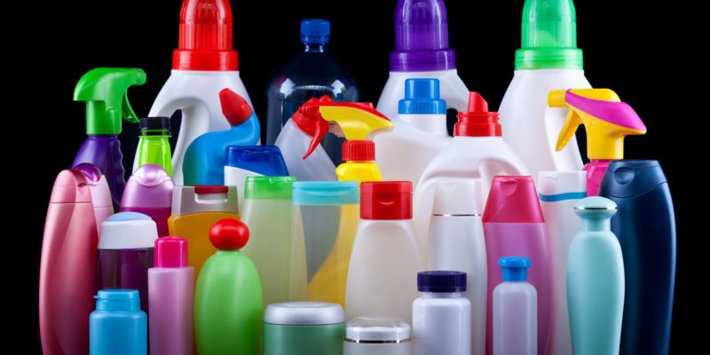 Plastových lahví a dóziček nalezneme nepřeberné množství. Nejrozšířenějšími materiály pro jejich výrobu jsou PP, PET a HDPE.
