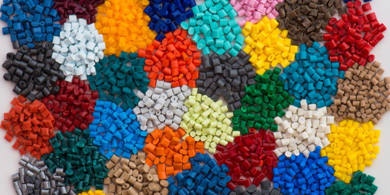 Plasty mohou mít díky dodaným pigmentům rozmanité barvy.
