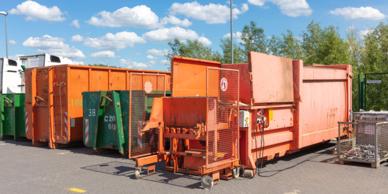 Některé kontejnery na sběrných dvorech mohou být vybaveny lisem, který odpad hutní.