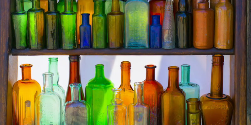 Skleněné lahve se využívají řadu let. Dlouhou dobu je také známo barvení skla.