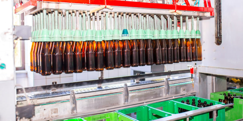 Hnědé skleněné lahve jsou typickým obalem pro pivo. Po naplnění jsou lahve umisťovány do plastových přepravek.