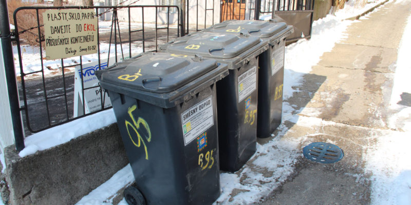 Ke sběru zbytkového (směsného) odpadu se nejčastěji využívají černé popelnice a kontejnery.