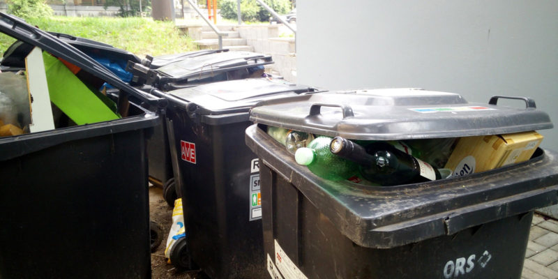 Někteří lidé bohužel zbytečně odkládají do obyčejných popelnic odpady, které by bylo možné vytřídit a zužitkovat.