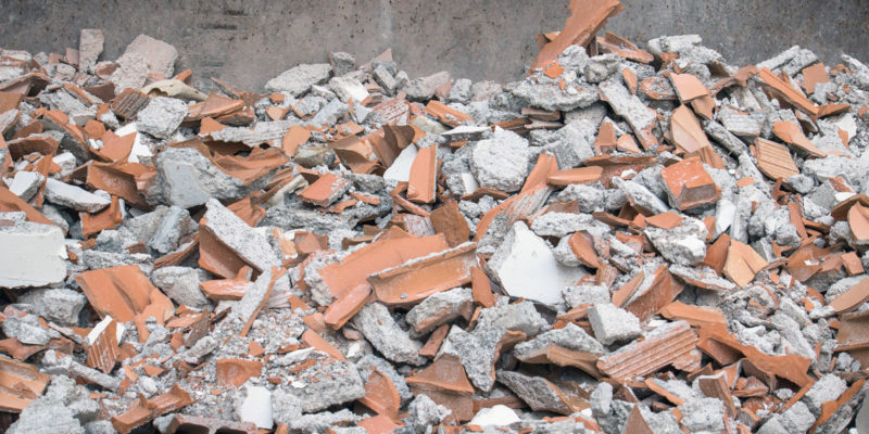 Velmi často nejde vytřídit jen jednu složku stavebního odpadu, zpracovatelé si však umí poradit i s kombinací cihel a betonu.