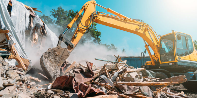 Odpadu z demolic se věnují specializované firmy. Dřevo může být využito materiálově i energeticky, cihly a beton recyklovány.