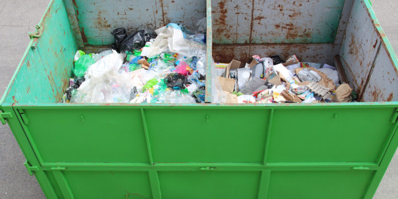 Nástavba automobilu svážejícího kontejnery se spodním výsypem může být dělena přepážkou a umožnit tak svoz dvou druhů odpadu zároveň.