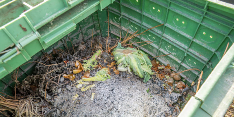 Plastové kompostéry jsou také oblíbeným řešením povinnosti třídit bioodpad. Popel je možné kompostovat pouze pokud topíme jen dřevem.
