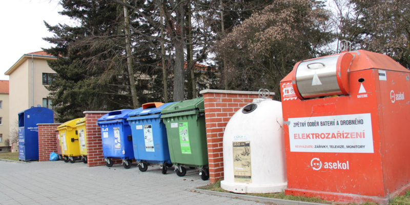 Třídění elektroodpadu je na většině území ČR vyhrazena červená barva kontejneru.