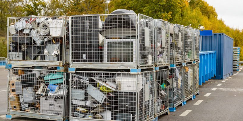 Skladování elektroodpadu před převozem k recyklaci.