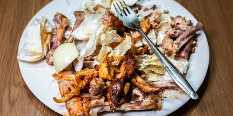 Kosti a nedojedené porce tvoří většinu gastroodpadu vzniklého v restauracích.