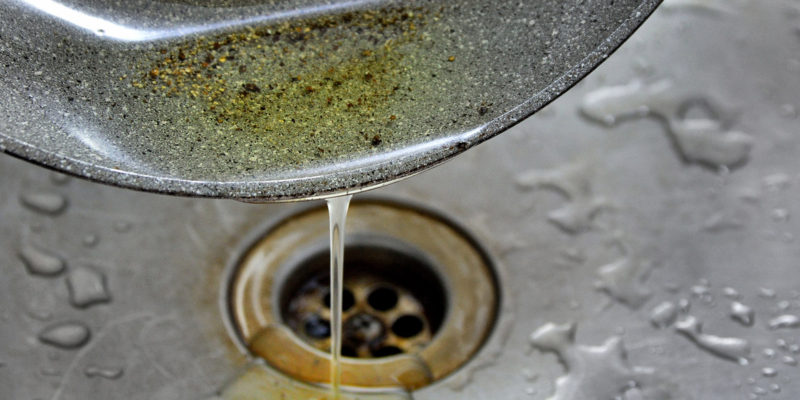 V kanalizaci vytváří nahromaděné sražené oleje nánosy, které snižují průtok a mohou odpadní potrubí i zcela zacpat.