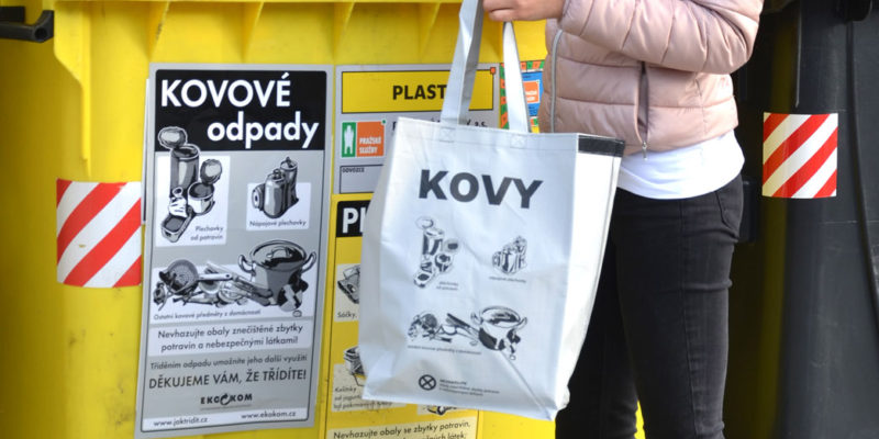 Aby nemusely obce pořizovat speciální nádoby a zajišťovat samostatný svoz kovů, bývají často kovové obaly sbírány společně s plasty.