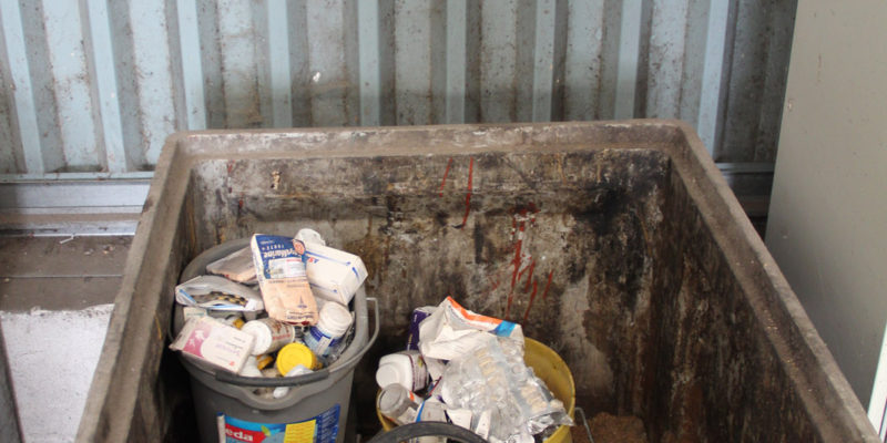 Nebezpečné odpady zachycené na dotřiďovací lince na plasty.