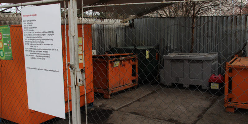 Ukázka sběru nebezpečných odpadů na sběrném dvoře. Na ceduli je definováno, jaké přesně odpady se na místě přijímají.