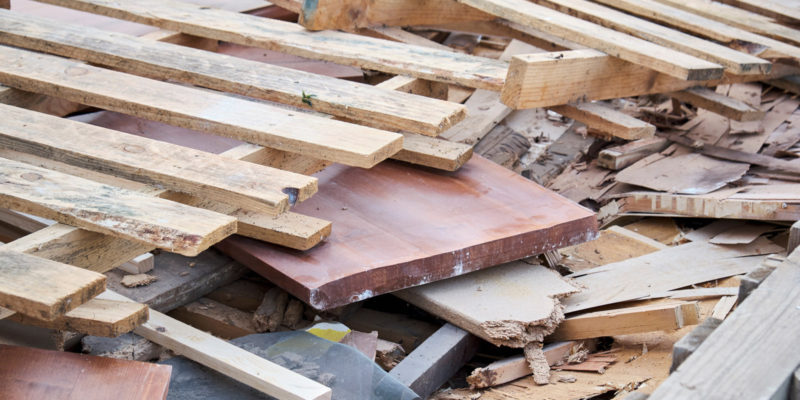 Dřevo a jemu podobné materiály tvoří většinu objemného odpadu z domácností. I to se však dá vytřídit a předat k recyklaci.