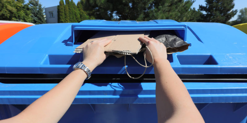 Papír se obvykle třídí do modrých kontejnerů. Vhozy jsou často uzpůsobeny, aby bylo možné do kontejneru vhodit pouze správně zmáčknuté papíry.