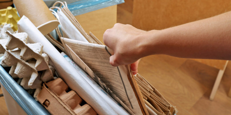 Již doma je vhodné papír umisťovat do nádob v takovém stavu, aby zabíral minimum objemu.