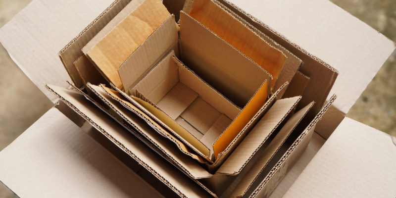 Papírové krabice můžeme skladovat také v sobě a tím ušetříme velké množství místa. Krabice můžeme v případě potřeby i opětovně použít.