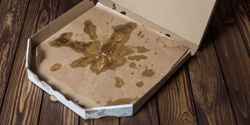 Tato krabice od pizzy je znečištěna silně a proto její spodní část vytřídit nelze. Pokud je víko čisté, můžeme jej odtrhnout a do papíru vytřídit. To samé platí pro lehce znečištěné krabice od pizzy.