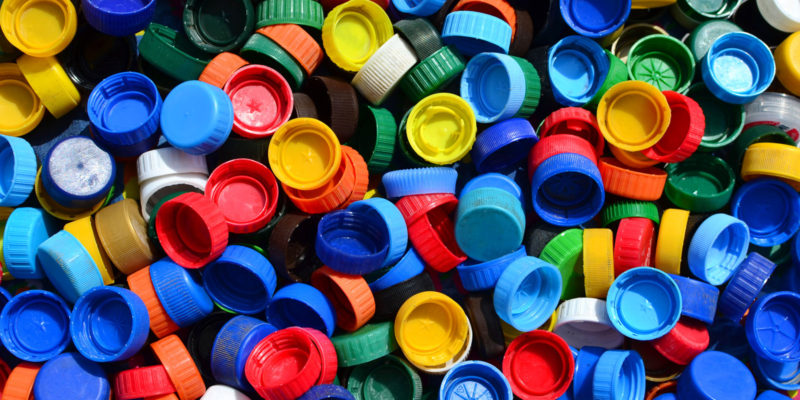 Víčka jsou jednodruhovým materiálem a proto jsou v některých školách sbírána. Patří do plastového odpadu a nejlepší způsob jejich vytřídění je společně se sešlápnutou lahví je vhodit do kontejneru na plasty.