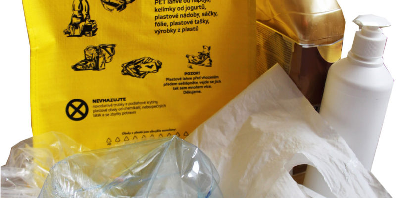 Plastový odpad můžeme již v domácnosti třídit do speciálních tašek.
