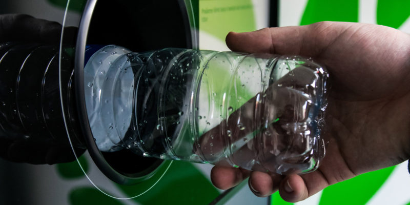 Sběr PET lahví pomocí zálohových automatů je v některých zemích rozšířený. Jeho zavedení však přináší nemalé finanční náklady.
