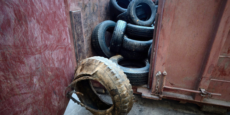 Pneumatiky jsou ukázkou odpadu z dopravy. Mají řadu využití, od protektorování (opakované použití), recyklaci, výrobu cementu, nebo výstavbu konstrukčních vrstev skládek. 