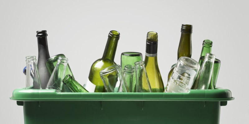 Pro sběr vytříděného skla včetně střepů v domácnosti jsou vhodné plastové nebo kovové nádoby.