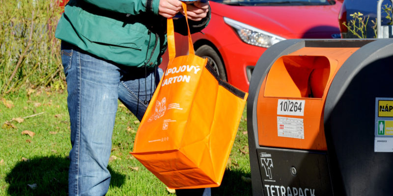 Se sběrem nápojových kartonů se v ČR pojí oranžová barva. Speciální kontejnery na nápojové kartony mají často oranžová víka.