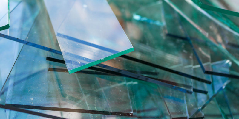 Tabulové sklo má lehce zelený nádech a svým složením odpovídá spíše sklu barevnému. Měli bychom jej tedy třídit do zelených kontejnerů nebo ve větším množství odvézt na sběrný dvůr.