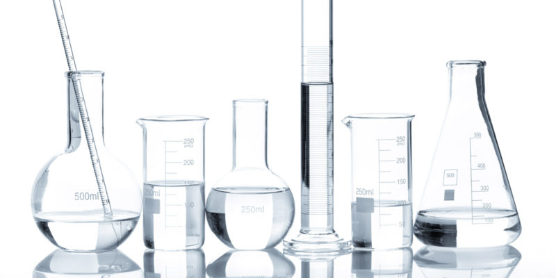 Rozbité laboratorní nebo varné sklo do běžných kontejnerů na sklo nepatří.