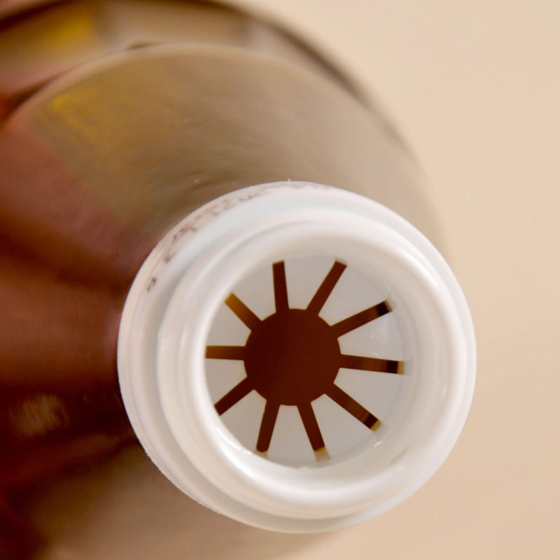 Vyústění hrdla lahví od oleje bývá doplněno tímto uzávěrem, který zajistí jeho pomalejší a plynulejší dávkování.