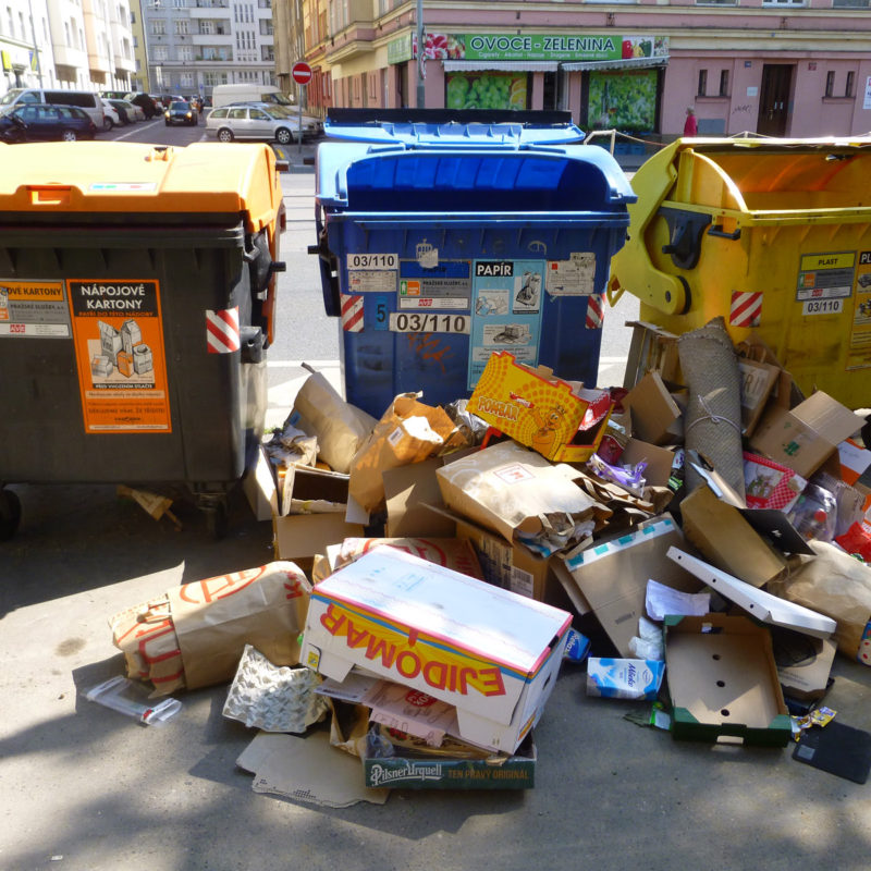 Nepořádek kolem kontejnerů často způsobují také lidé hledající v kontejnerech zobchodovatelné suroviny. Tím se dopouštějí přestupku.