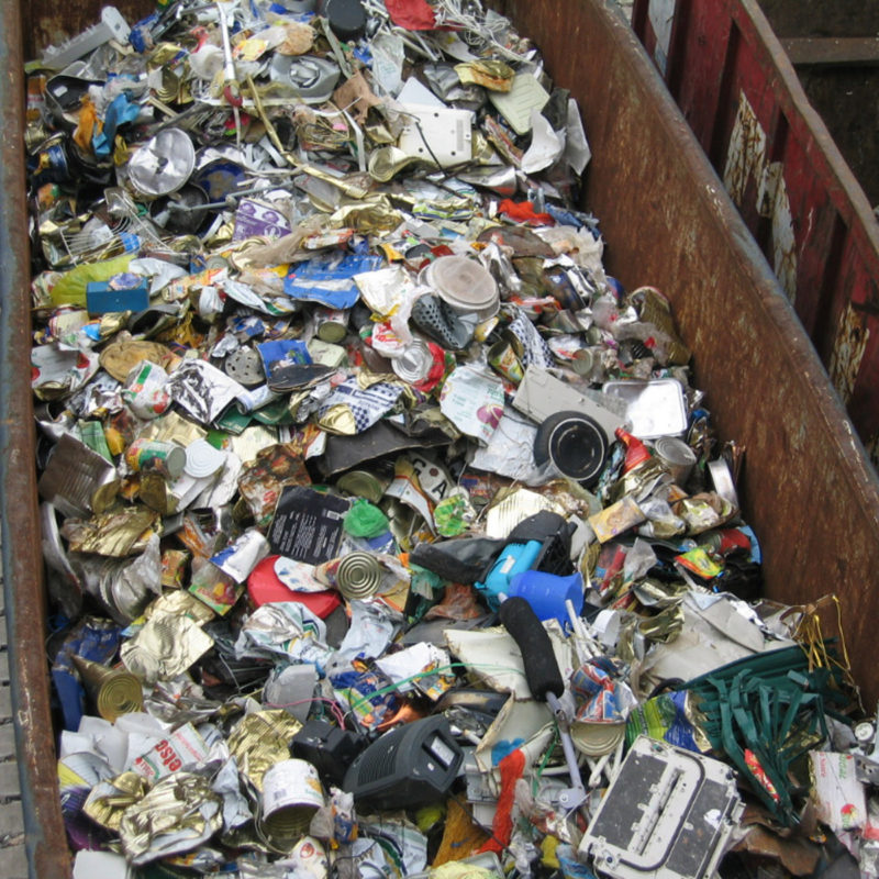 Vytříděný kovový odpad přepravovaný k dotřídění.